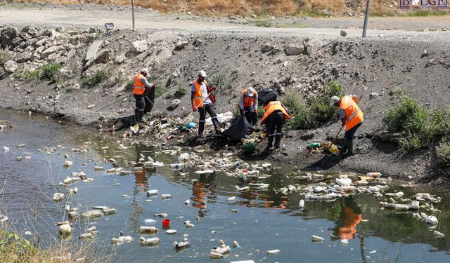 Van Gölü İçin Yeni Önlem! Derelerden Gelen Atıklar Yüzer Bariyerlerle Tutuluyor