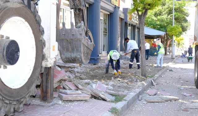 İpekyolu Belediyesi Ordu Caddesi’nde Kaldırımları Yeniliyor
