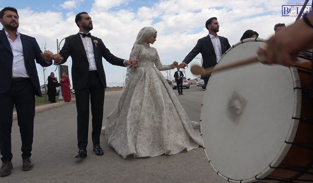 Van'daki Düğünde Para Bavulla Taşındı, Takılar Saatlerce Sayıldı