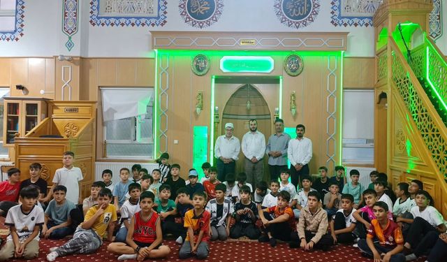 Van’da Sabah Namazında Anlamlı Buluşma: Gençlerle Camide Bir Araya Geldiler