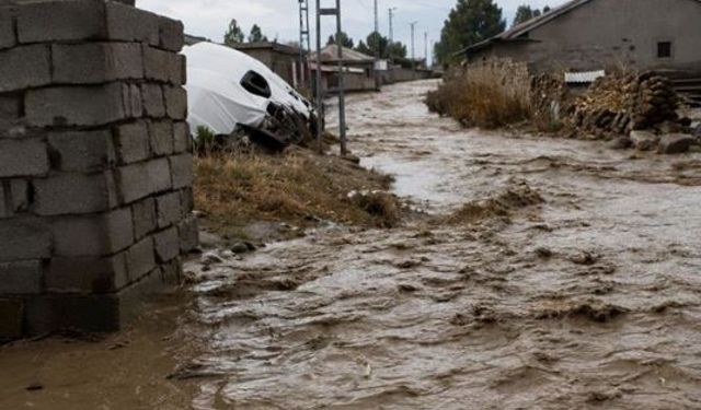Sağanak sele neden oldu: Köy yolları su altında kaldı