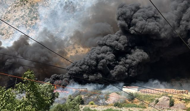 Hakkari’de Hurdalık Yangını Paniğe Neden Oldu