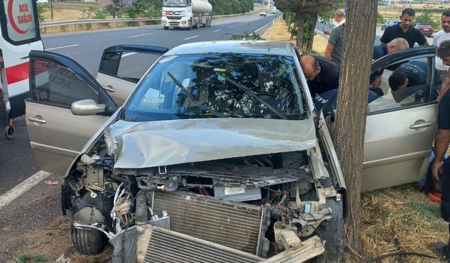 Feci Kaza! Otomobil Ağaca Çarptı: 4 Yaralı