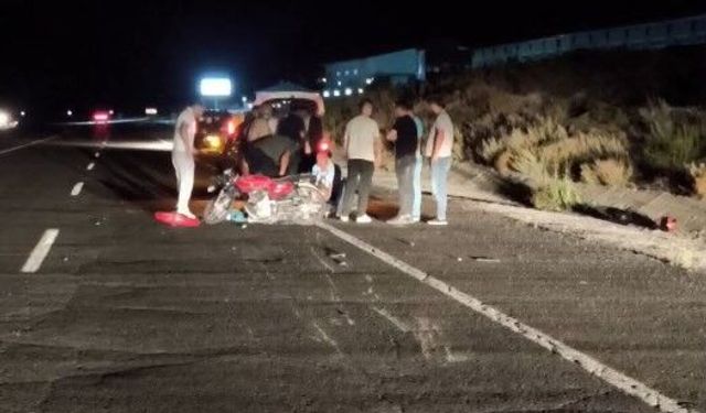 Gece Yarısı Kaza! Yaralı Gençleri Üşümesinler Diye Montlarıyla Sardılar