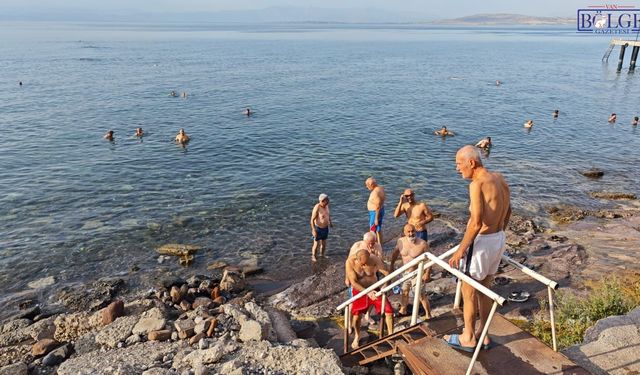 Van Gölü’nün sırrı mı? 50’den 80’e her sabah göle giriyorlar!