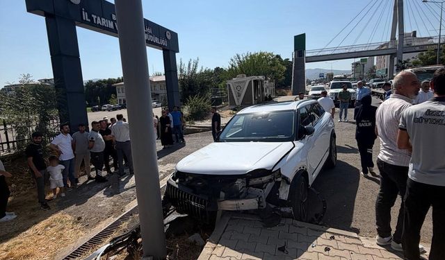 Bingöl’de iki otomobil çarpıştı: 4 kişi yaralandı