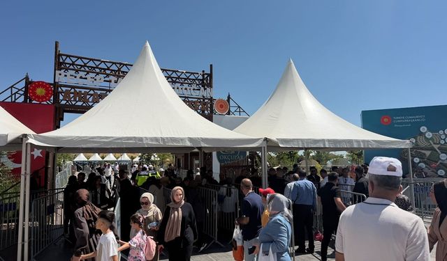 Ahlat’ta Erdoğan heyecanı! Vatandaşlar Millet Bahçesi’ne akın etti