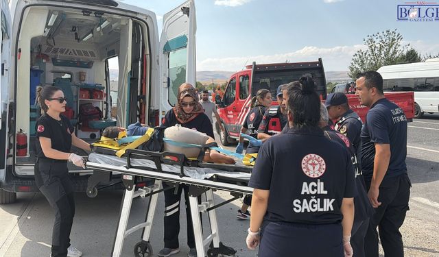 Elazığ’da feci kaza! 3’ü çocuk 7 kişi yaralandı, ekipler güneşten korumak için çarşaf gerdi