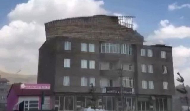 Binanın çatısını yerinden söküp yola savurdu