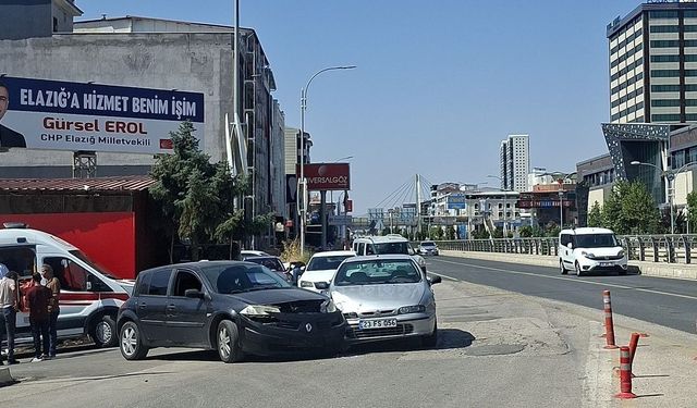 Elazığ’da Trafik Kazası! İki Otomobil Çarpıştı, 1 Kişi Yaralandı