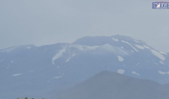 Ağustos’un Son Gününde Kış Geldi! Süphan Dağı Beyaza Büründü