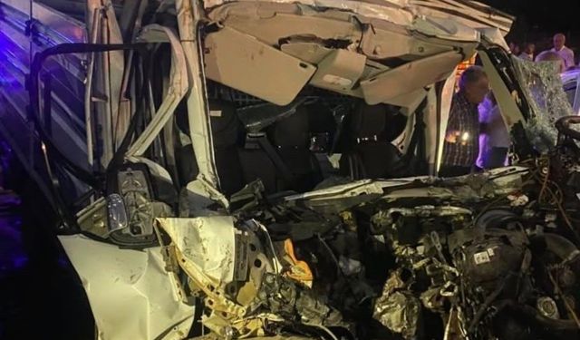 Bingöl’de feci kaza! Pikap kamyona arkadan çarptı, sürücü araçta sıkıştı