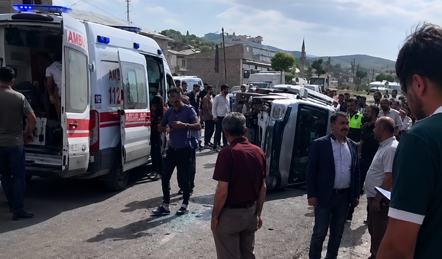 Van’da aile minibüsü kazaya karıştı: Yaralılar var