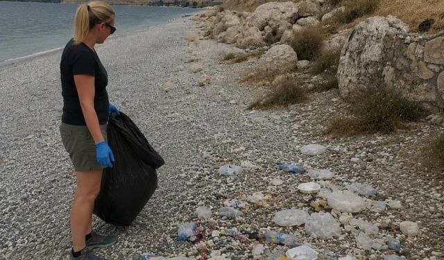 4 Bin Kilometre Öteden Geldi, Van Gölü Sahilindeki Çöpleri Topladı