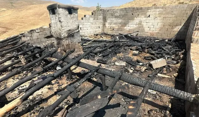 Yardımlarla yapılan ev küle döndü!