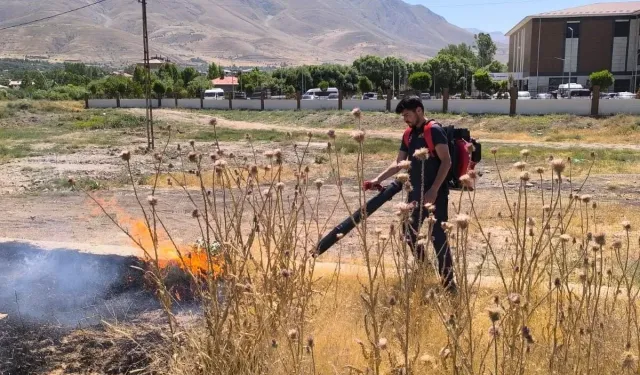 Van’da Korkutan Anız Yangını! Alevler Kısa Sürede Geniş Alana Yayıldı