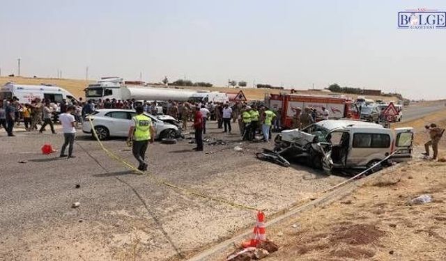 Diyarbakır yolunda feci kaza : 3 ölü 2’si ağır 17 yaralı