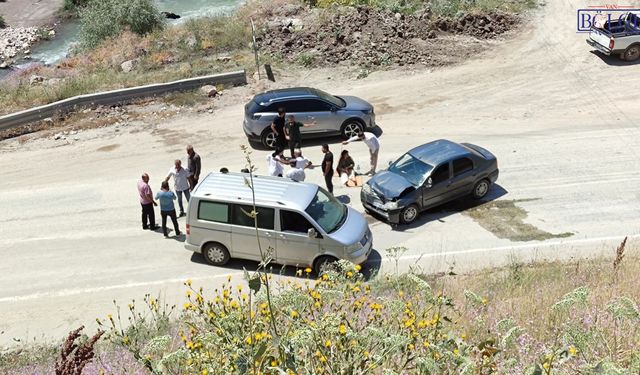 Van-Hakkâri Yolunda Kaza! Araç Hurdaya Döndü, 2 Kişi Yaralandı
