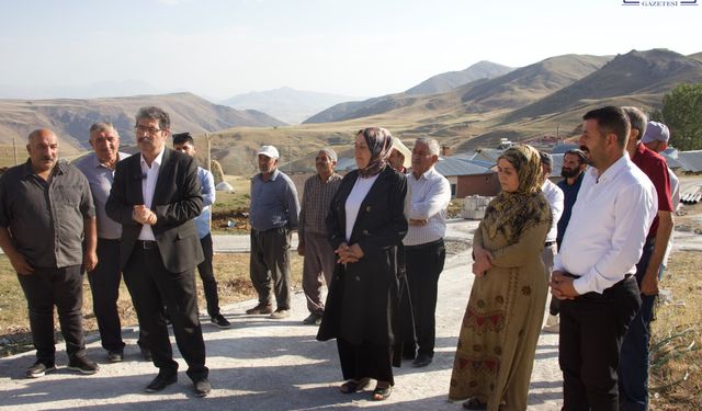 Eşbaşkanlar Akçift’te Yol Çalışmalarını İnceledi: “Kırsalın Sorunlarını Çözmek İçin Sahadayız”