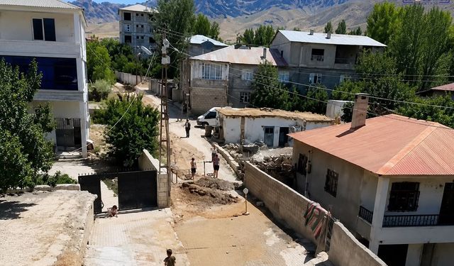 Van'da Patlayan Temiz Su Boruları Mahalleliye İsyan Ettirdi!