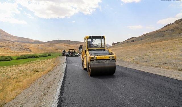Van’da 50 yıllık yol çilesi sona eriyor! 5 mahalle sıcak asfalta kavuşuyor
