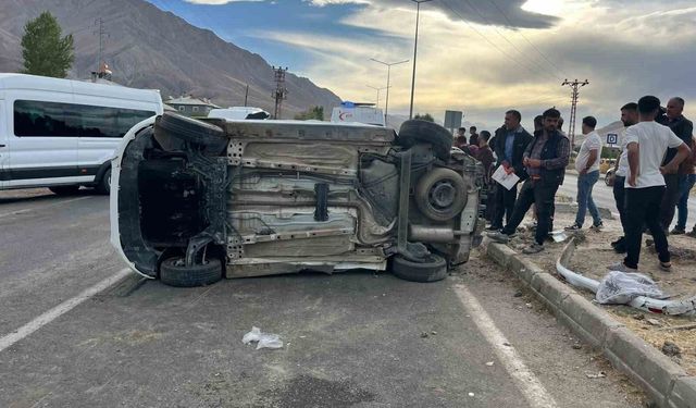 Van’da iki araç çarpıştı: 3 yaralı