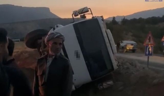Derecik’te Kum Yüklü Kamyonet Devrildi: Sürücü Yaralandı
