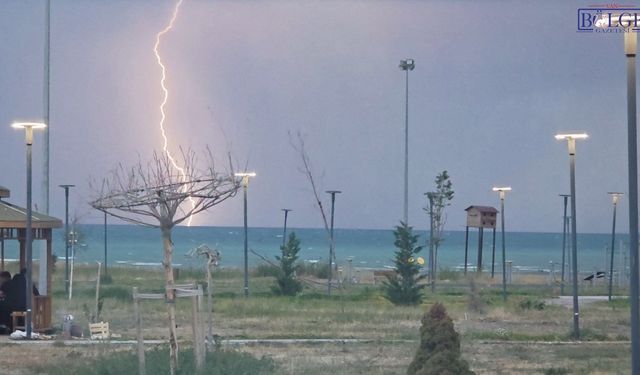 Van’da gece gökyüzü aydınlandı! Şimşekler görsel şölen oluşturdu
