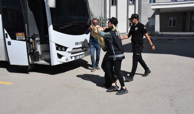 Van’da gözaltına alınan Çağla Öz adliyeye sevk edildi! Ellerine kelepçe takıldı