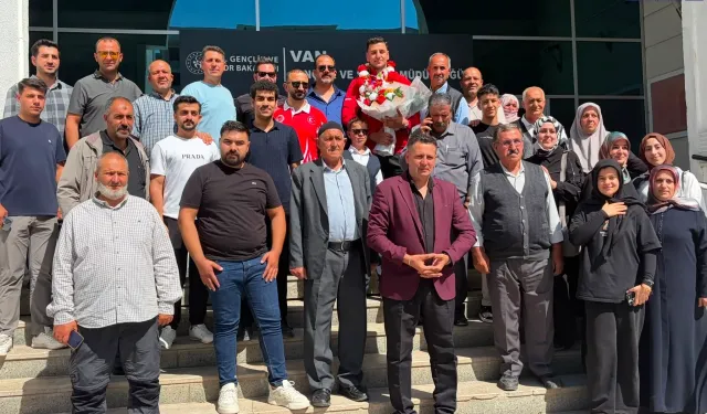 Vanlı Furkan Bilici dünya şampiyonu oldu! Davul zurnayla karşılandı