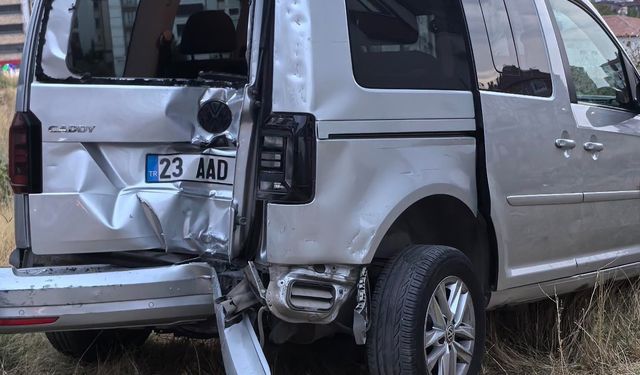 El freni çekilmeyen araç iş yerine girdi!