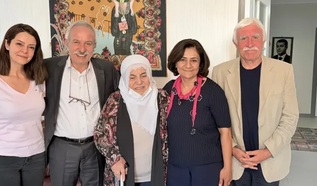 Selçuk Mızraklı, Selahattin Demirtaş’ın annesi Sadiye Demirtaş’ı ziyaret etti.