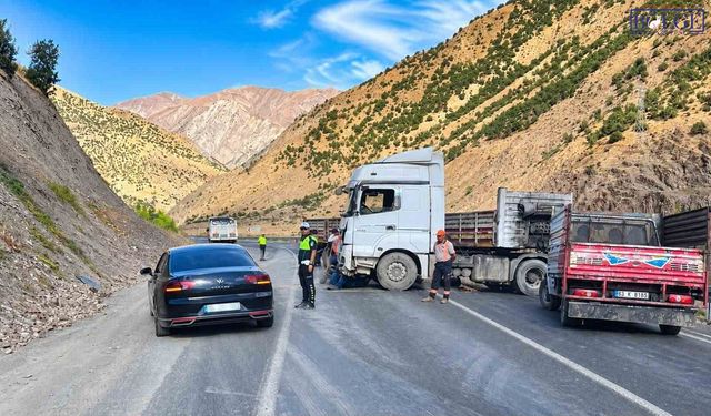 Hakkari’de kontrolden çıkan TIR bariyerlere çarptı