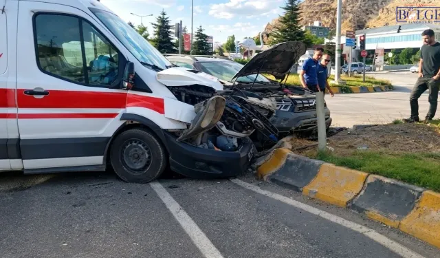 Van’da ambulans kazaya karıştı! Otomobille çarpıştı