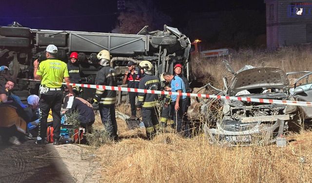 Minibüs ile otomobil çarpıştı: 7 ölü, 13 yaralı