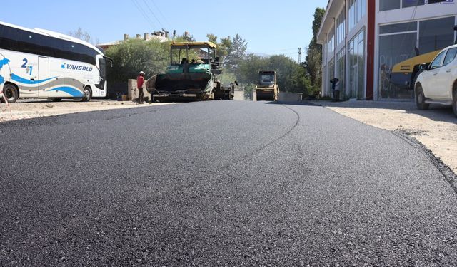 Tuşba Belediyesi Akköprü Mahallesi’nde Asfalt Çalışmasına Başladı