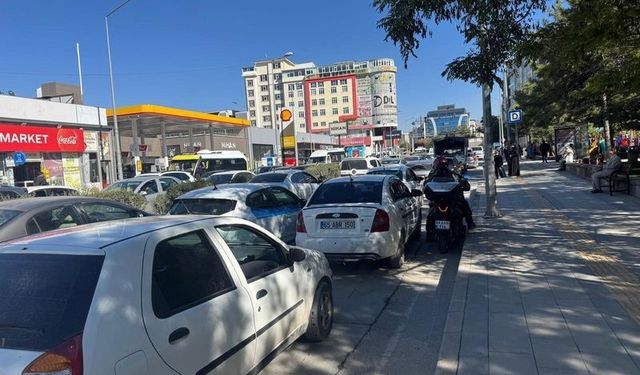 Van’da Yürüyüş Nedeniyle Trafik Felç Oldu: Sıhke Caddesi Kilitlendi