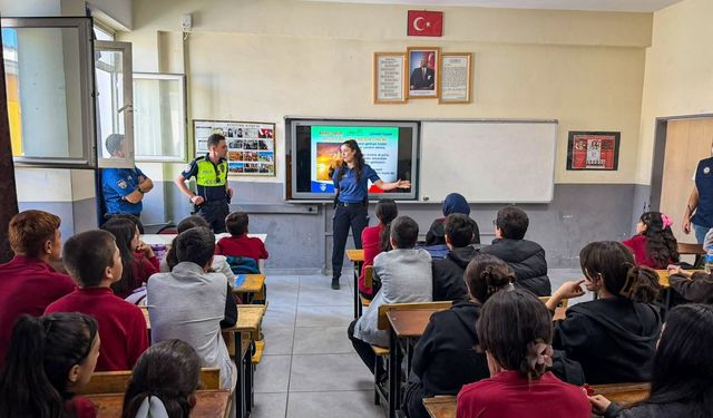 Van’da öğrencilere polislerden önemli eğitim: Trafik ve internet uyarısı