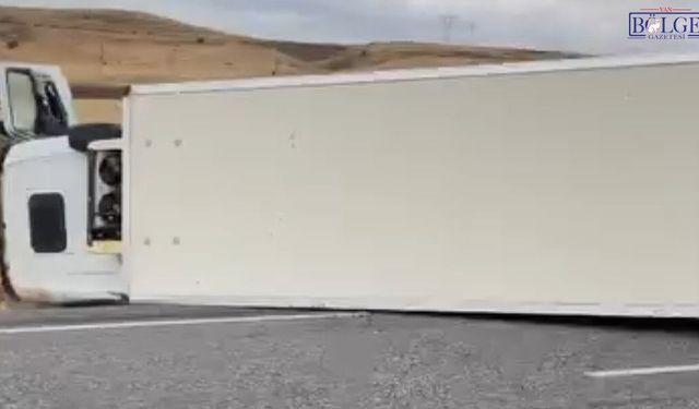 Van-Erciş yolunda tır devrildi! Sürücü yaralandı