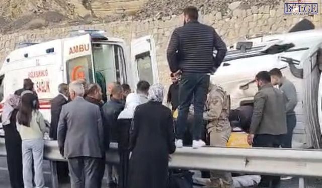 Van-Hakkari yolunda tır devrildi: Sürücü yaralandı