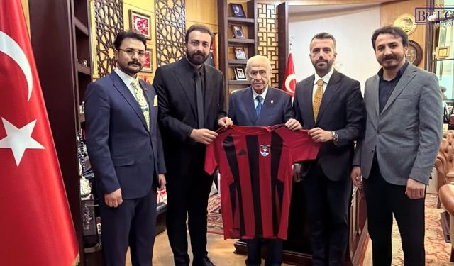 Vanspor yönetiminden Bahçeli çıkarması: Forma hediye edildi