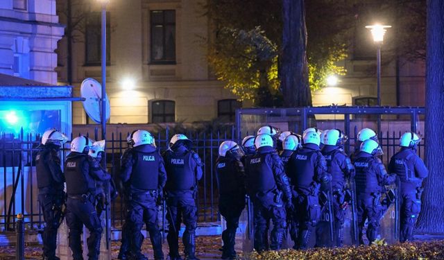 Polonya’da darbe girişimi mi oldu? Cumhurbaşkanı ülkeye döndü, polis mahkeme önünde!