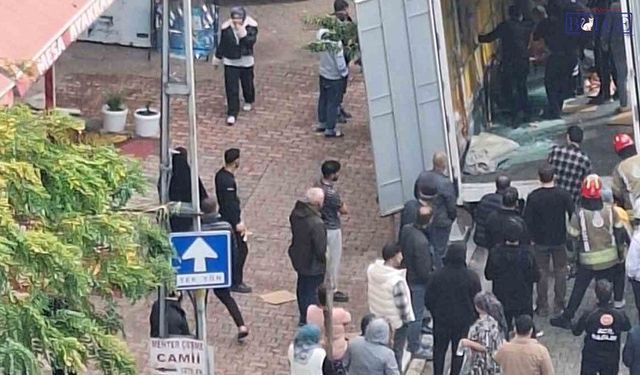 Esenyurt’ta Kamyon Kasasındaki Cam İşçilerin Üzerine Devrildi