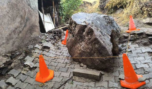 Van’da evin üzerine kaya düştü: Felaketin eşiğinden dönüldü