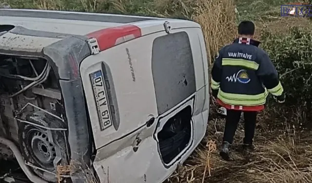 Van-Bitlis Yolunda Minibüs Devrildi: 6 Yaralı
