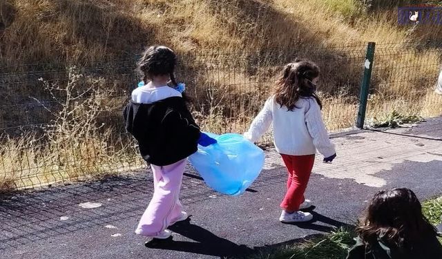 Van’da minik öğrenciler çevre temizliği yaptı! Veliler de destek verdi