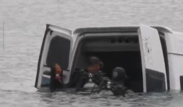 Van’da minibüs Erçek Gölü’ne uçtu!