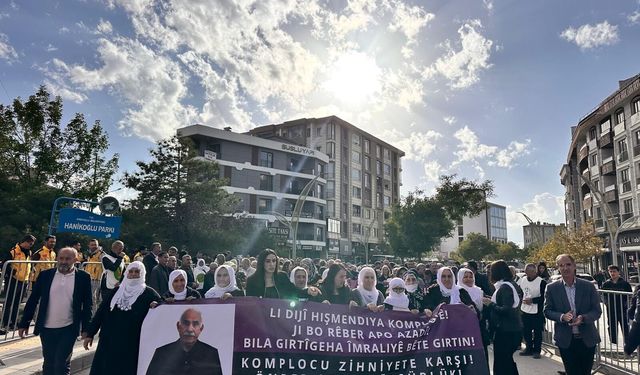 Van’da “Komploya Karşı Şimdi Kadın Zamanı” Yürüyüşü Başladı