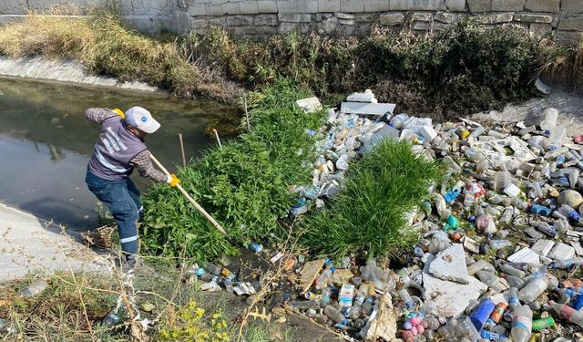 Van’da DSİ’nin sorumluluğundaki kanaldan tonlarca çöp çıkarıldı