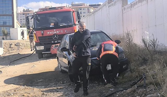 Van’da park halindeki otomobil yandı!